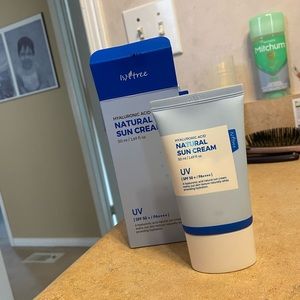 Isntree Hyaluronic Acid Natural Suncream SPF 50+